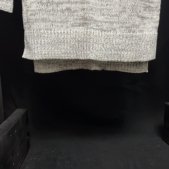 Loft- white with black crewneck sweater, back slightly longer than front - Picture 2 of 6